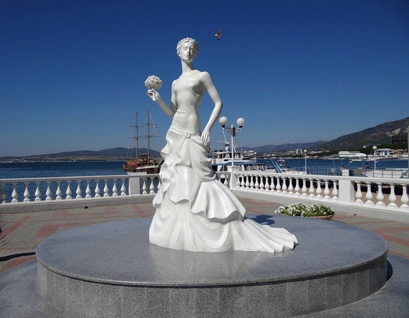 Памятник Белой невесте в Геленджике