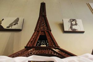 Эйфелева башня из шоколадных плиток