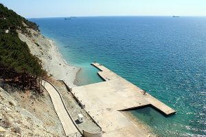 Пляж Дикий, который находится на мысе Дооб.