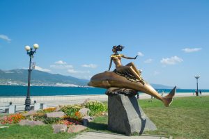 Девушка на дельфине