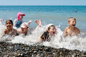 Дети купаются в море фото