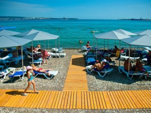 пляж пансионата Голубая волна в Геленджике